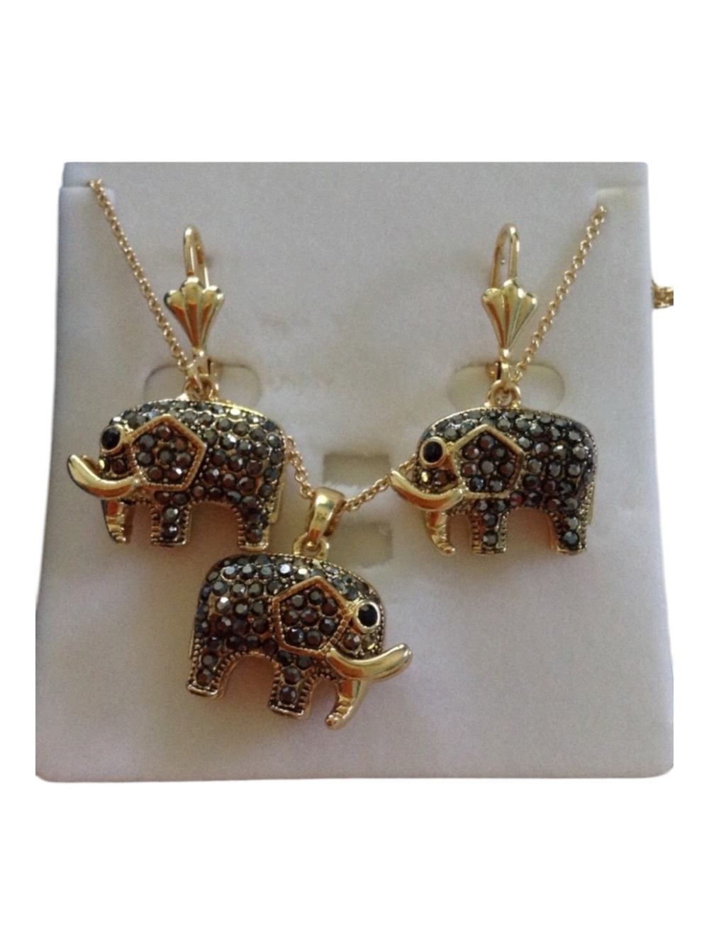 Barzel Elephant Earring &
Pendant Set